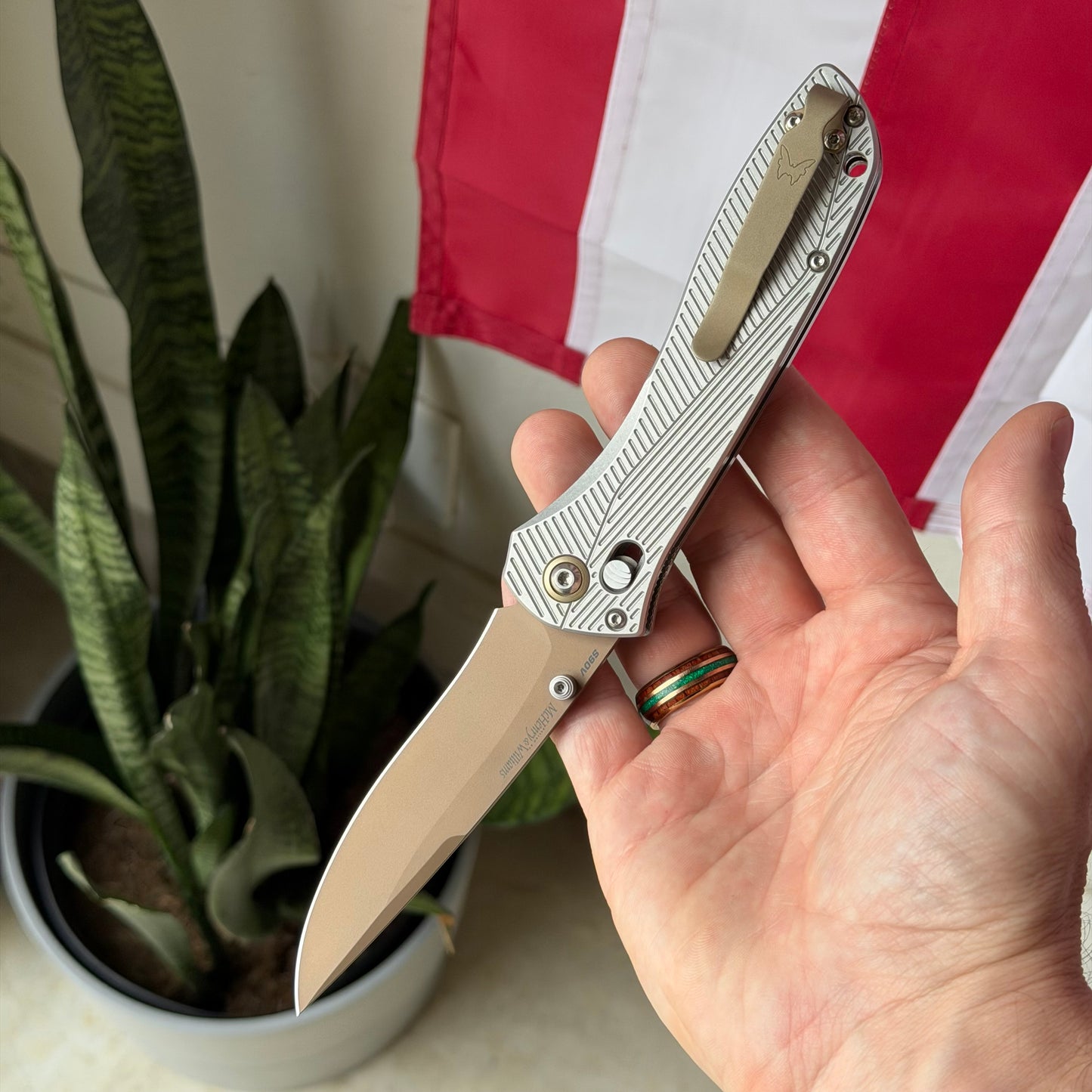 Benchmade SEVEN TEN 710FE-24 4" AXIS Lock – Gray Aluminum, CPM-S90V FDE PVD Recurve – Made in USA (710FE-24)