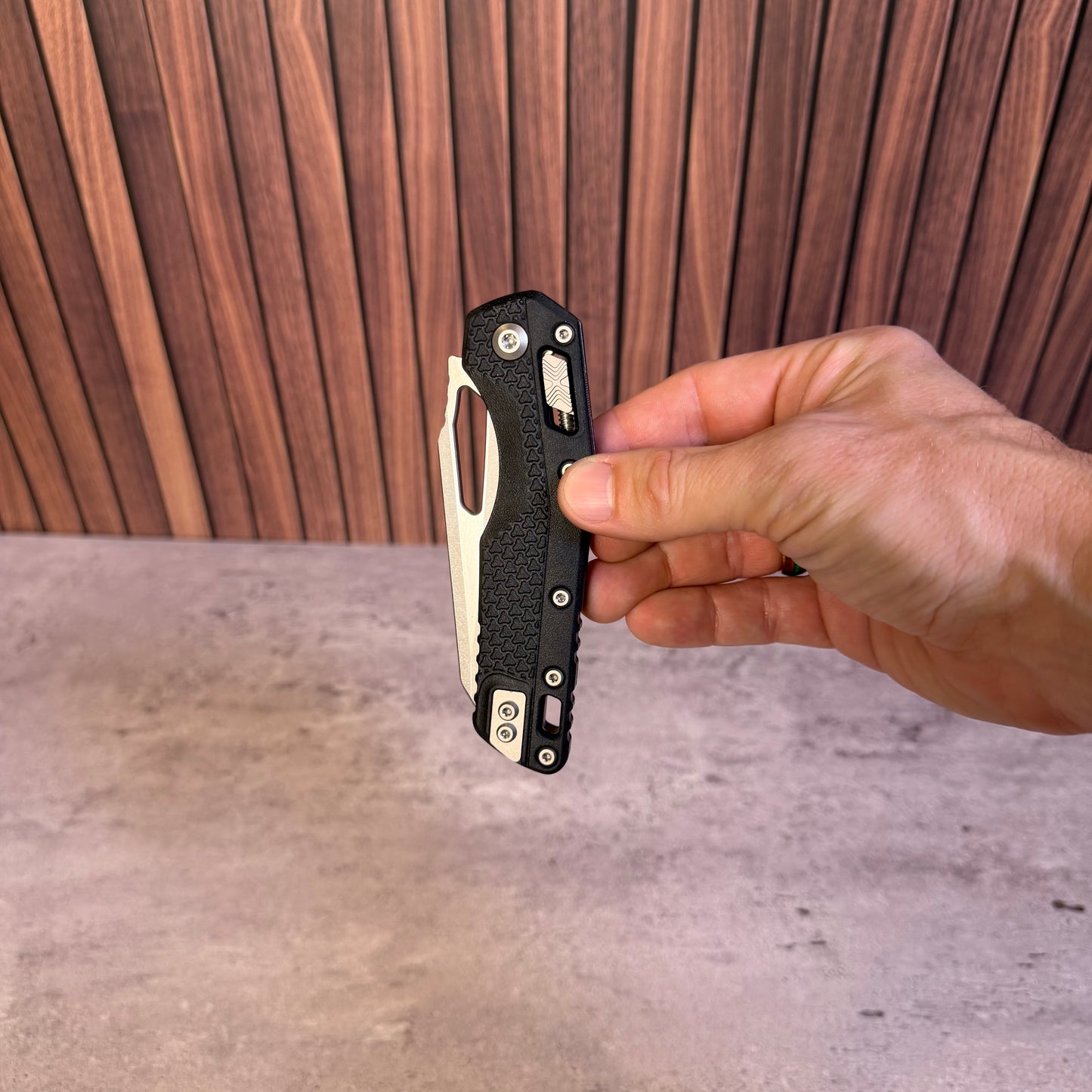 Microtech MSI Black S/E Tri-Grip, 3.9″ M390MK Blade, Made in USA (210T-10PMBK)