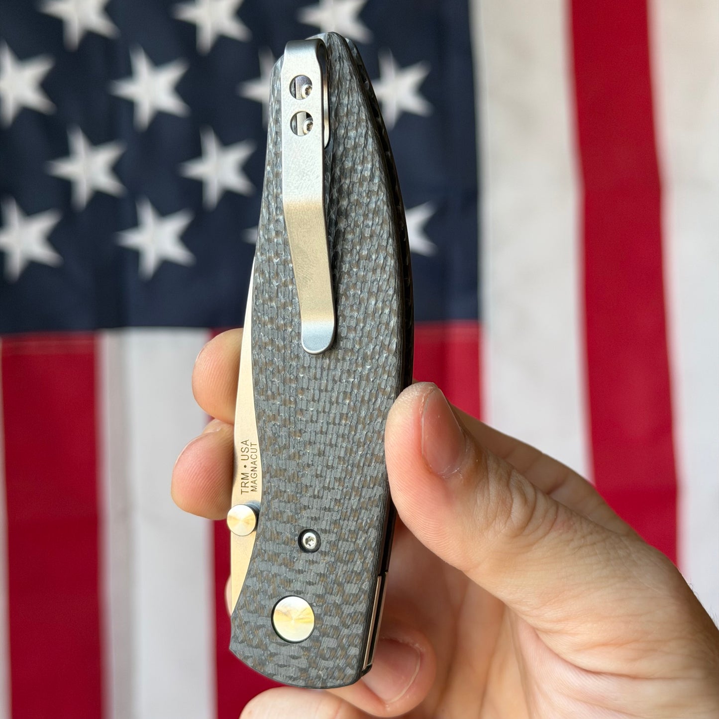 TRM ATOM Liner Lock - CPM-MagnaCut, Carbon Fiber 3D Sunburst, Titanium Liners - Made in USA (DLR-ATM-CF-SB)