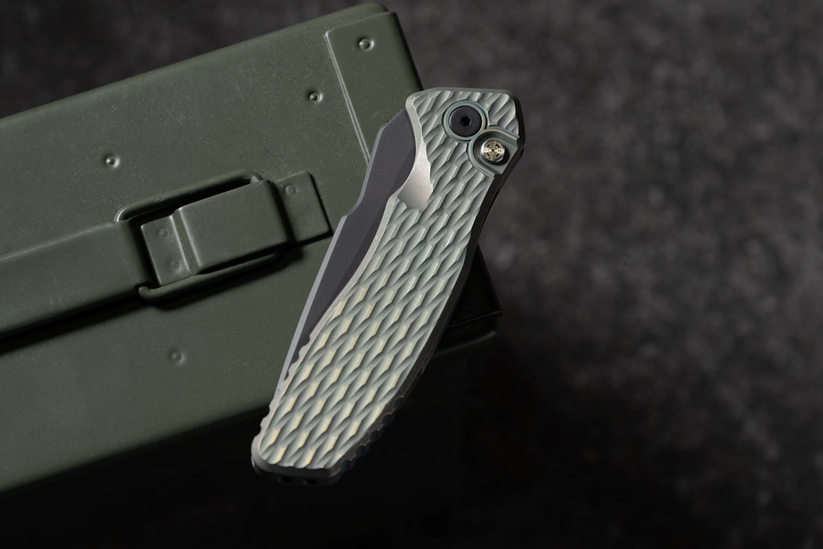 Pro-Tech Pallas Auto Custom 007, Spartan Blades Collab, 3.7" DLC MagnaCut, Lattice Textured Green and Gold Titanium, CCKS Fall 2026 - Made in USA (2026 Pallas Custom 007)