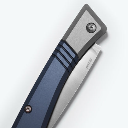 Benchmade Successor™ Slip-Joint Knife – Crater Blue & Ash Gray Aluminum, Satin M390 Drop-Point Blade, Leather Sheath – Made in USA (315)