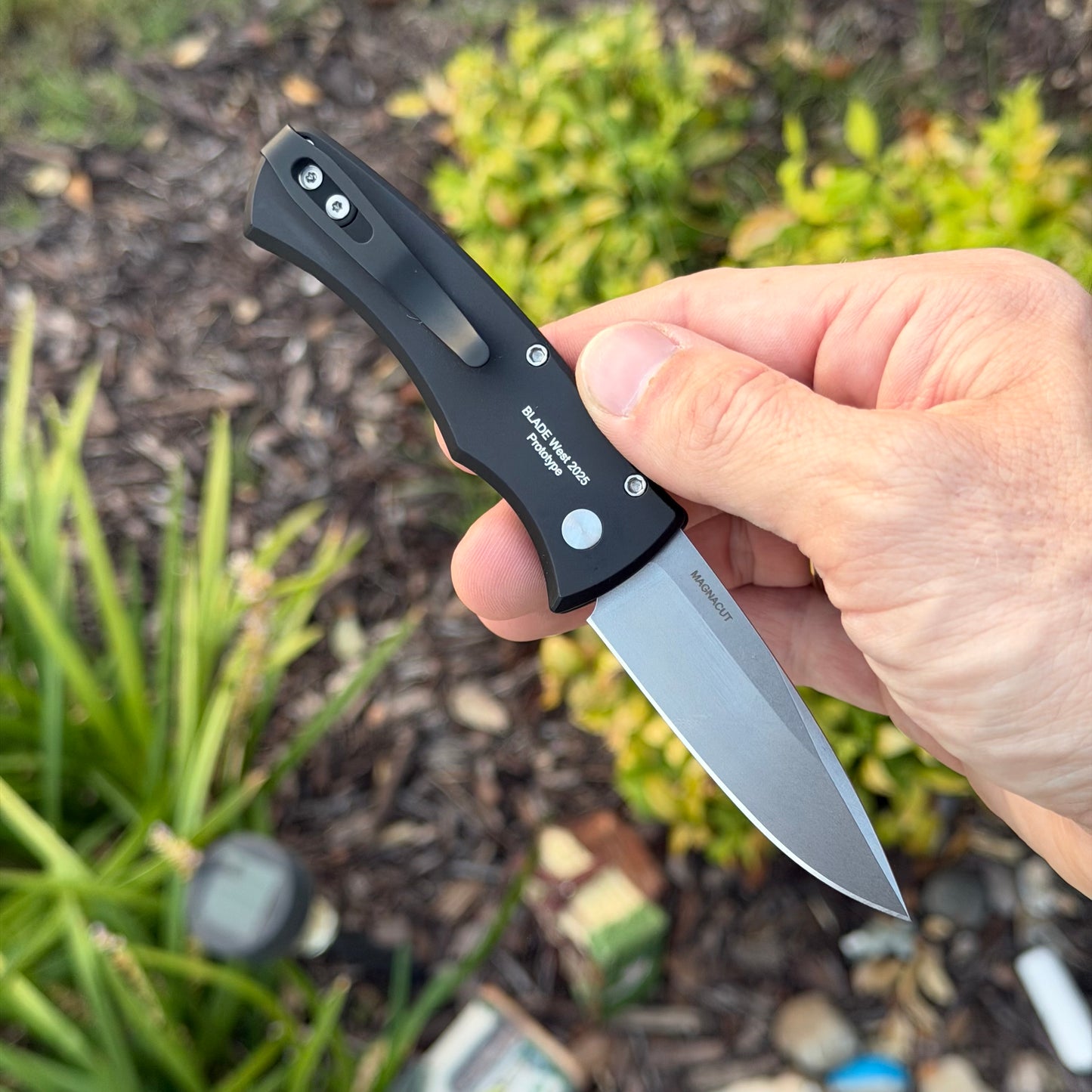Duke 2 - Black Aluminum, Stonewashed MagnaCut Blade, Gold Lip Pearl Button
