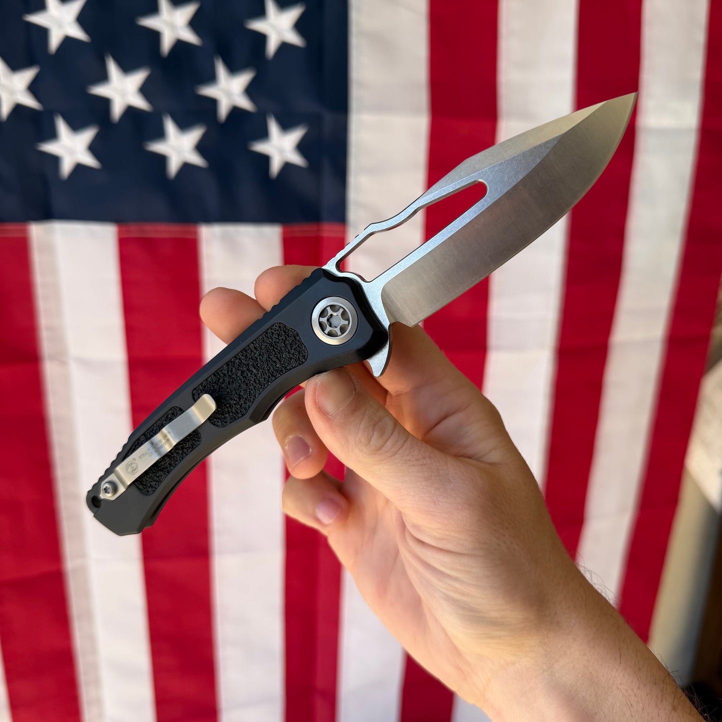 Heretic Wraith SE Manual – 3.5″ Stonewash Clip Point, Black Aluminum, Made in USA (H001-2A)