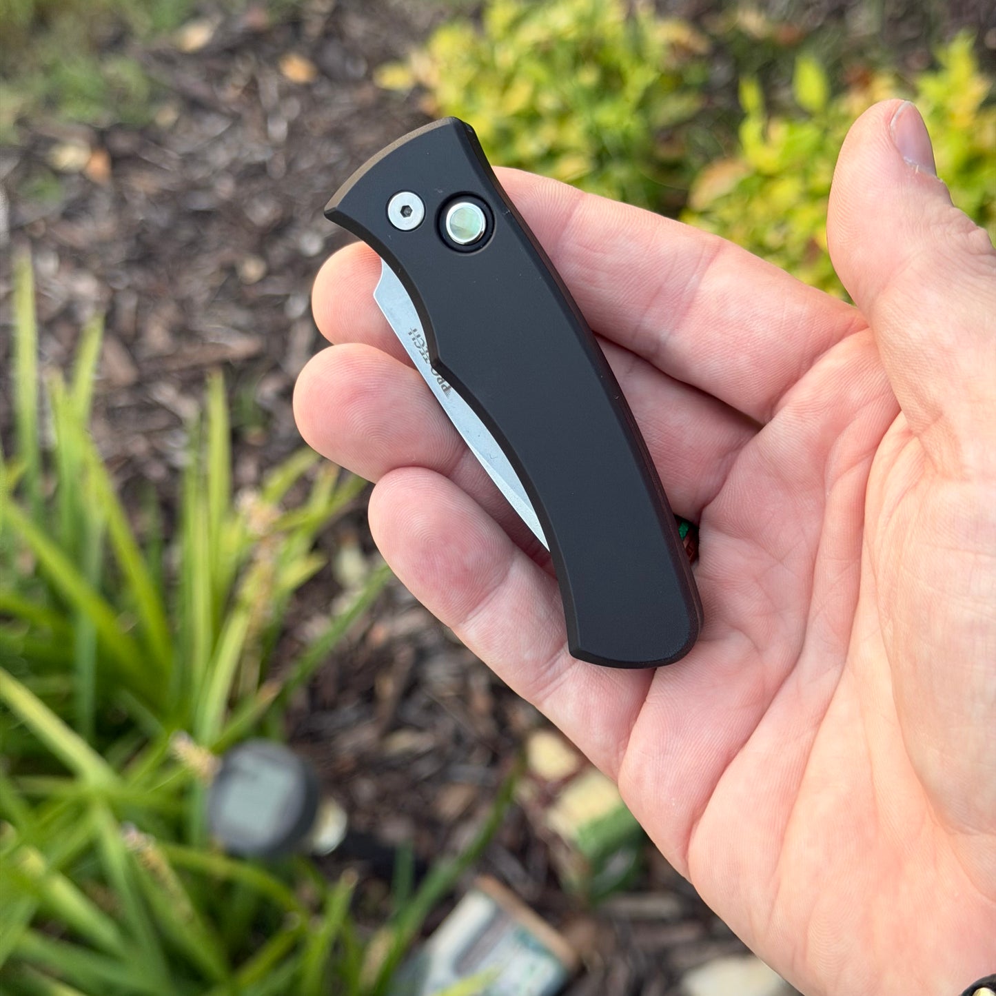 Duke 2 - Black Aluminum, Stonewashed MagnaCut Blade, Gold Lip Pearl Button