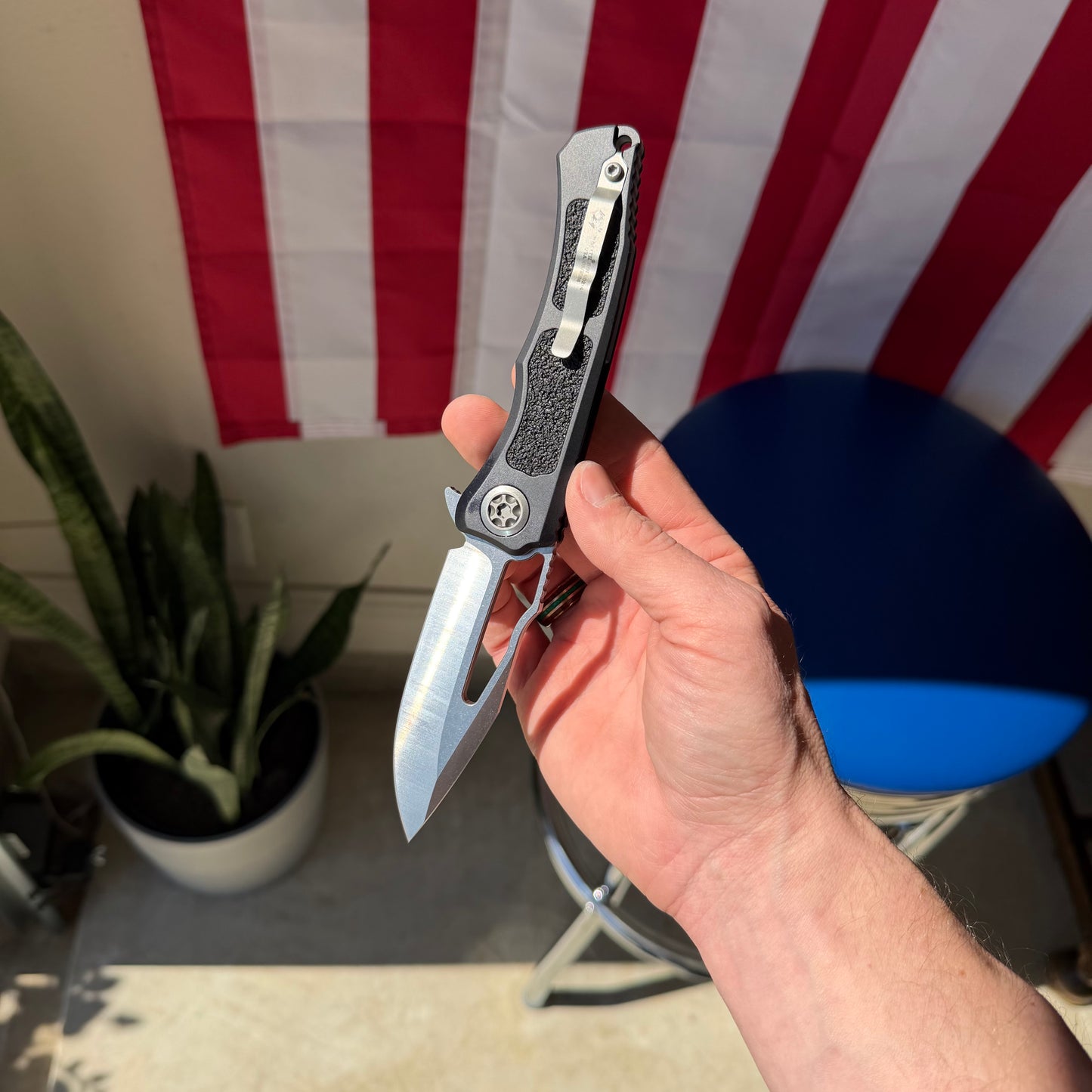 Heretic Wraith SE Manual – 3.5″ Stonewash Clip Point, Black Aluminum, Made in USA (H001-2A)