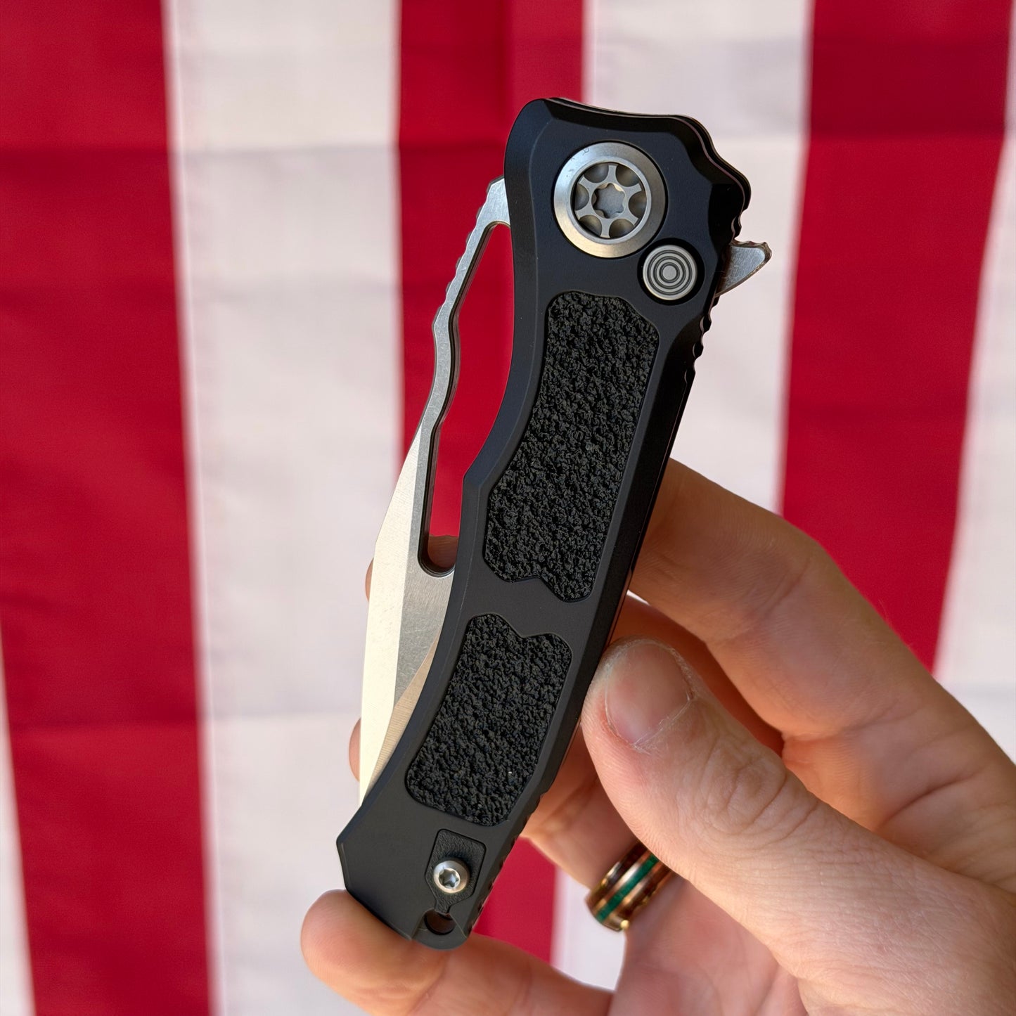 Heretic Wraith SE Manual – 3.5″ Stonewash Clip Point, Black Aluminum, Made in USA (H001-2A)