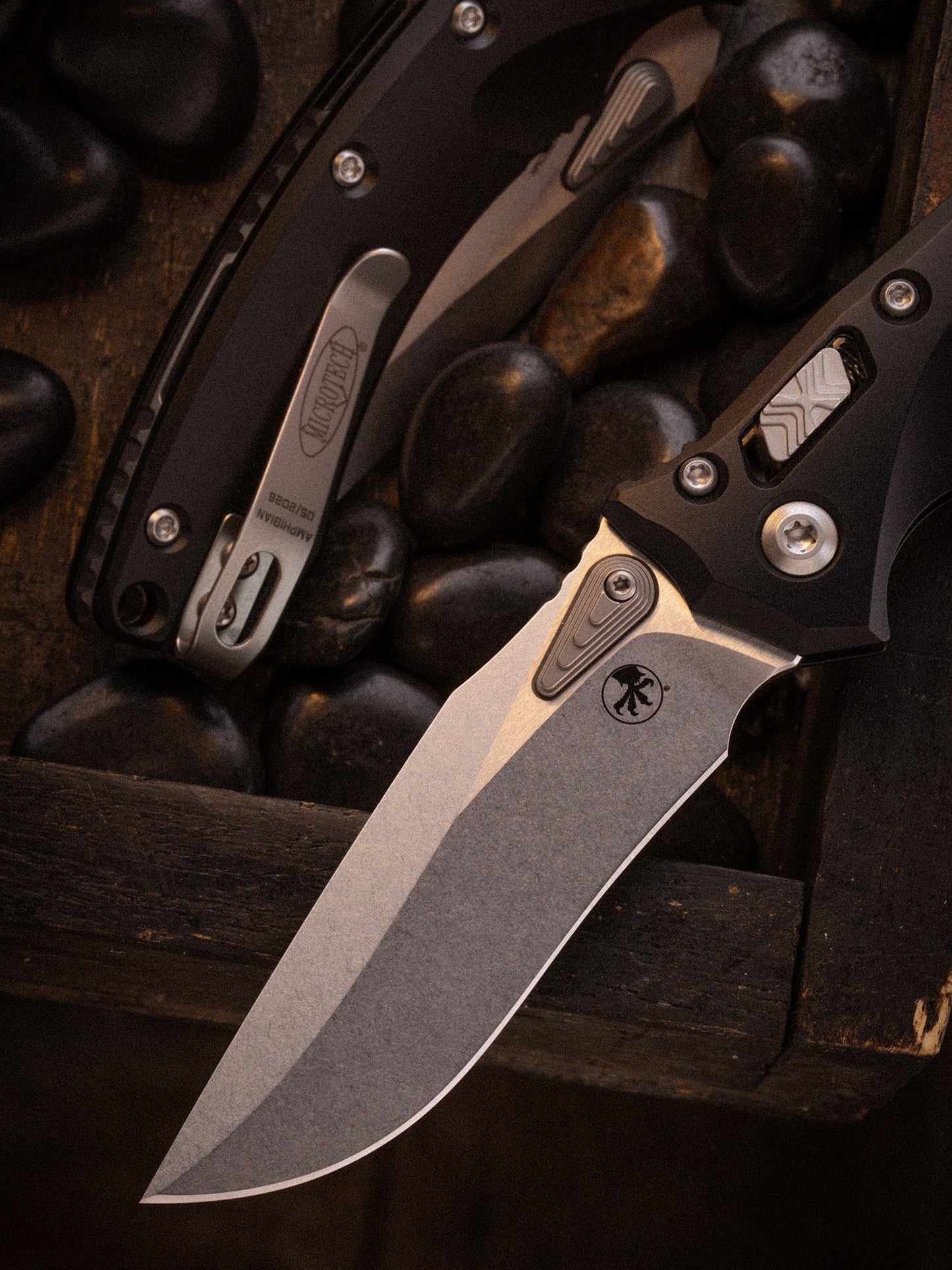 Microtech Amphibian Mini Ram-Lok 3.25" – Black Aluminum, M390MK Apocalyptic – Made in USA (137MRL-10AP)