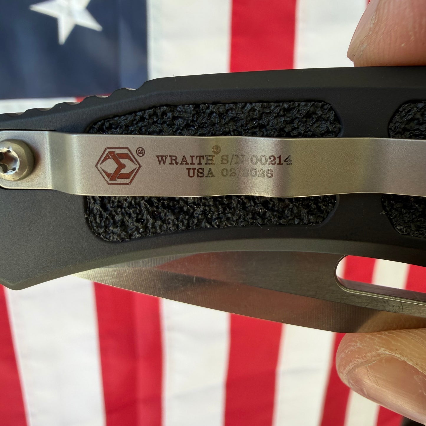 Heretic Wraith SE Manual – 3.5″ Stonewash Clip Point, Black Aluminum, Made in USA (H001-2A)