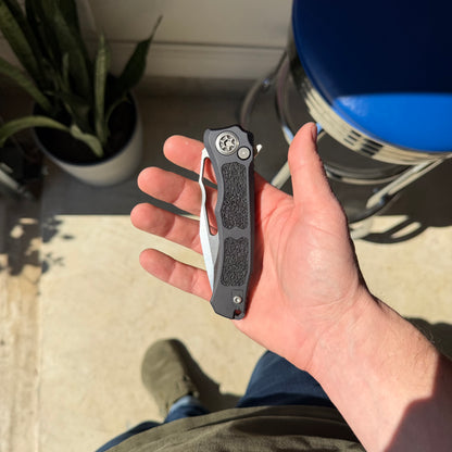 Heretic Wraith SE Manual – 3.5″ Stonewash Clip Point, Black Aluminum, Made in USA (H001-2A)