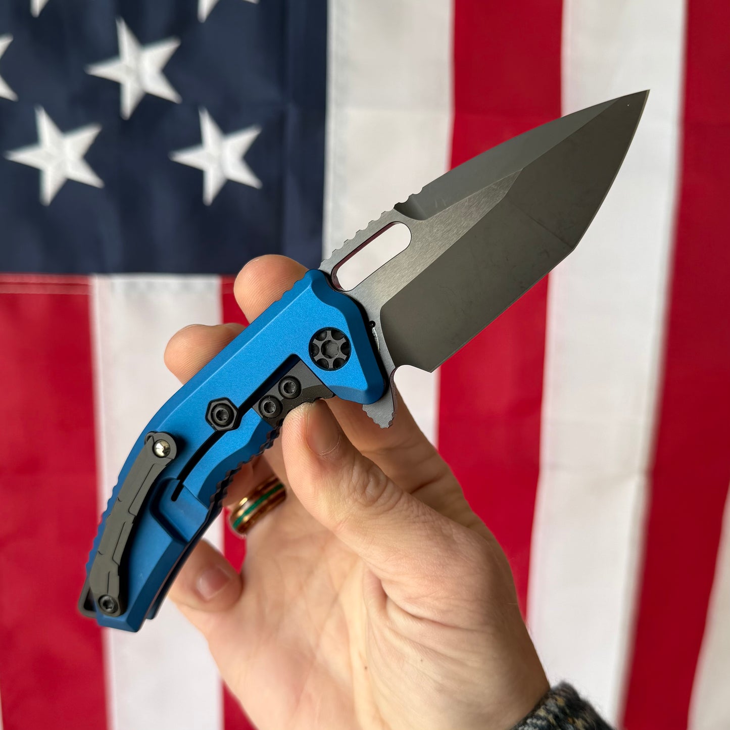 Heretic Medusa Manual TE DLC Blue Tactical, 3.3″ MagnaCut Tanto Blade, Made in USA (H009-6A-BLU)