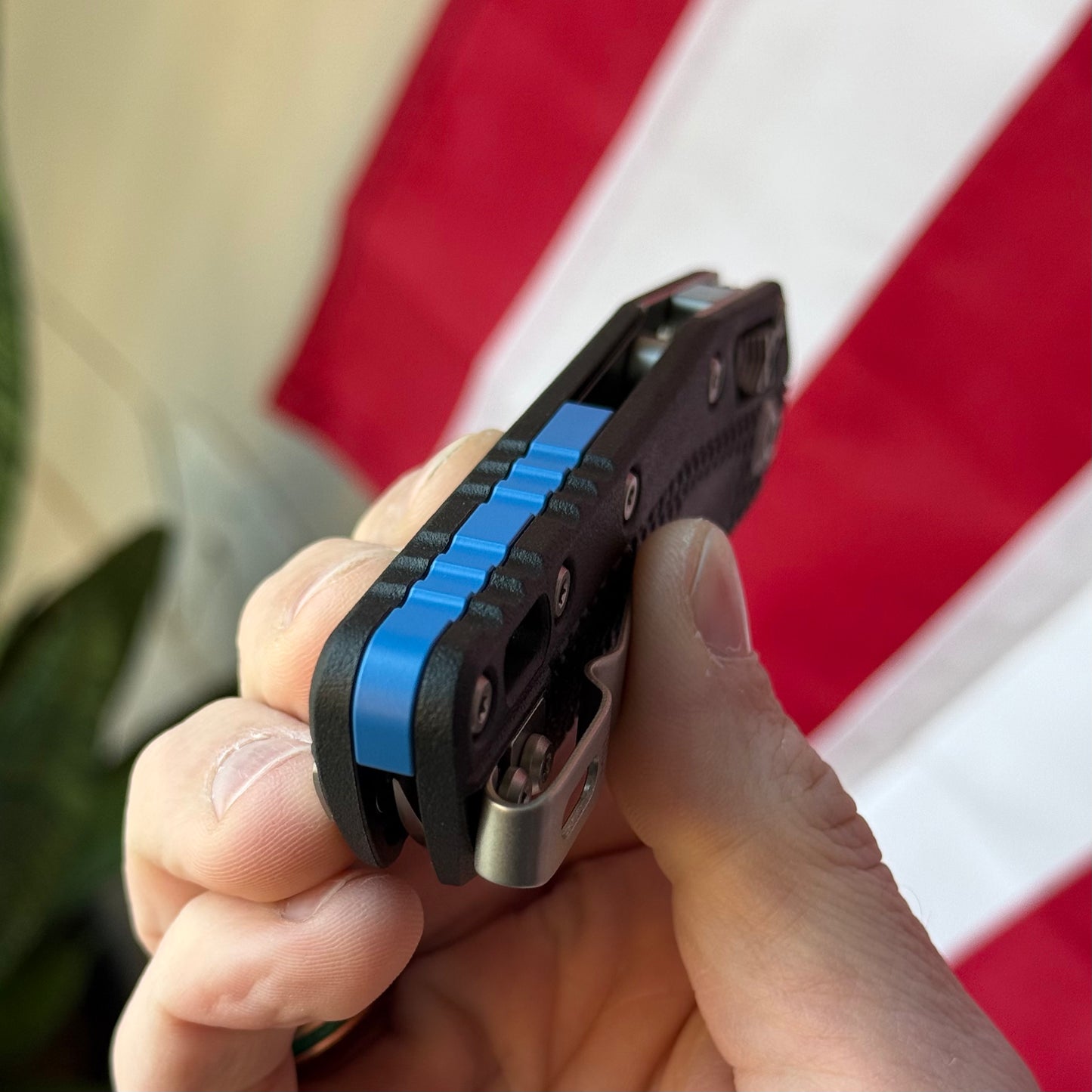 Microtech MSI Ram-Lok Tri-Grip Black Knife, 3.8″ Sheepsfoot M390MK Blade, Blue Backspacer – Made in USA (MCT210T-10PMBKA1)