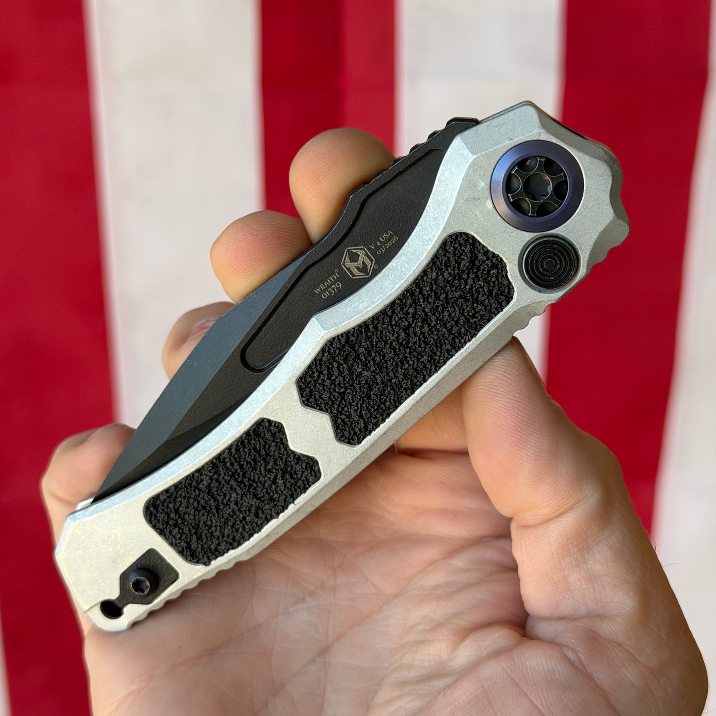 Heretic Blizzard Wraith – 3.5″ MagnaCut Battleworn Black Blade, Blizzard Worn Chassis, Blue Titanium Collar – Automatic – Made in USA (H000-8A-BLZ)