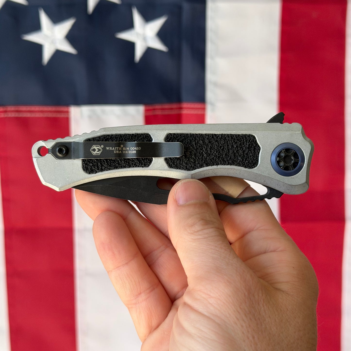 Heretic Blizzard Wraith V4 SE Manual Knife – 3.7″ MagnaCut Battleworn Black Blade, Blue Titanium Collar – Made in USA