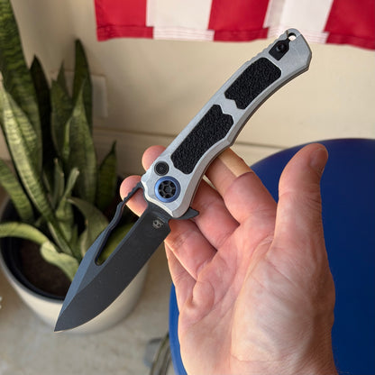 Heretic Blizzard Wraith V4 SE Manual Knife – 3.7″ MagnaCut Battleworn Black Blade, Blue Titanium Collar – Made in USA