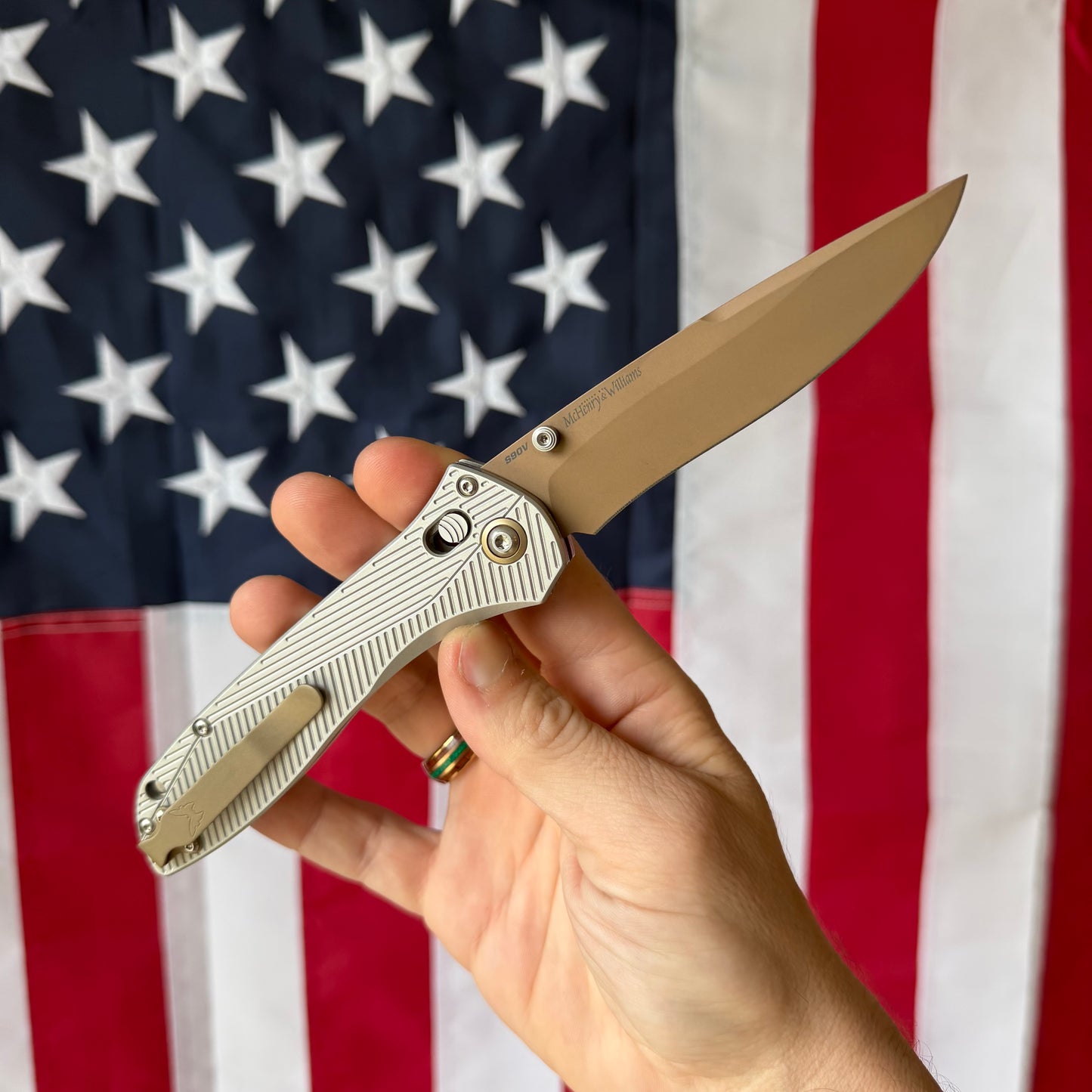 Benchmade SEVEN TEN 710FE-24 4" AXIS Lock – Gray Aluminum, CPM-S90V FDE PVD Recurve – Made in USA (710FE-24)