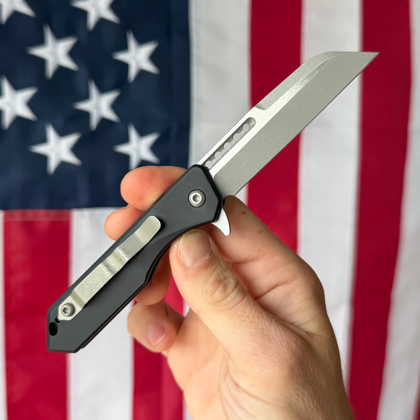 Heretic Jinn Manual 3.0" Button Lock Flipper – Battleworn MagnaCut, Black Chassis – Made in USA (H213-5A)