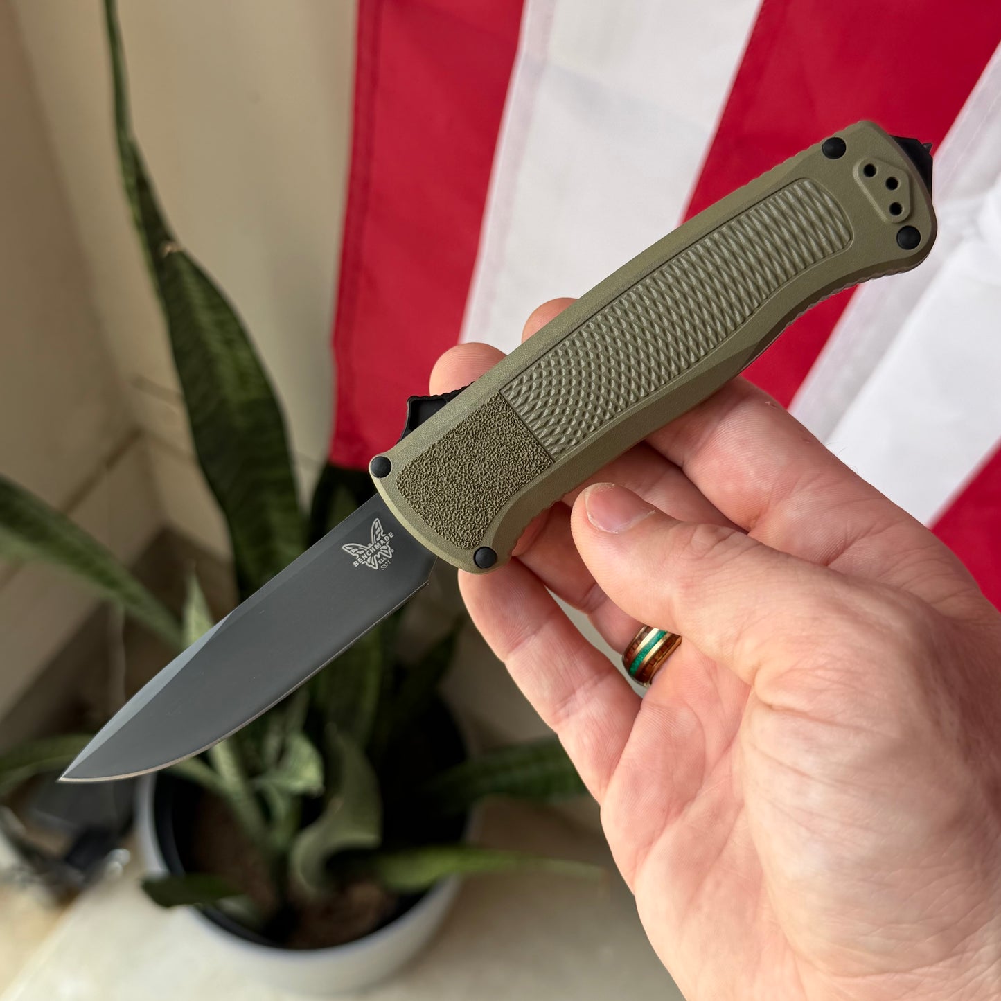Benchmade Shootout 3.494" OTF Auto – Ranger Green Grivory, CPM-CruWear Black DLC Drop Point – Made in USA (5371BK-01)