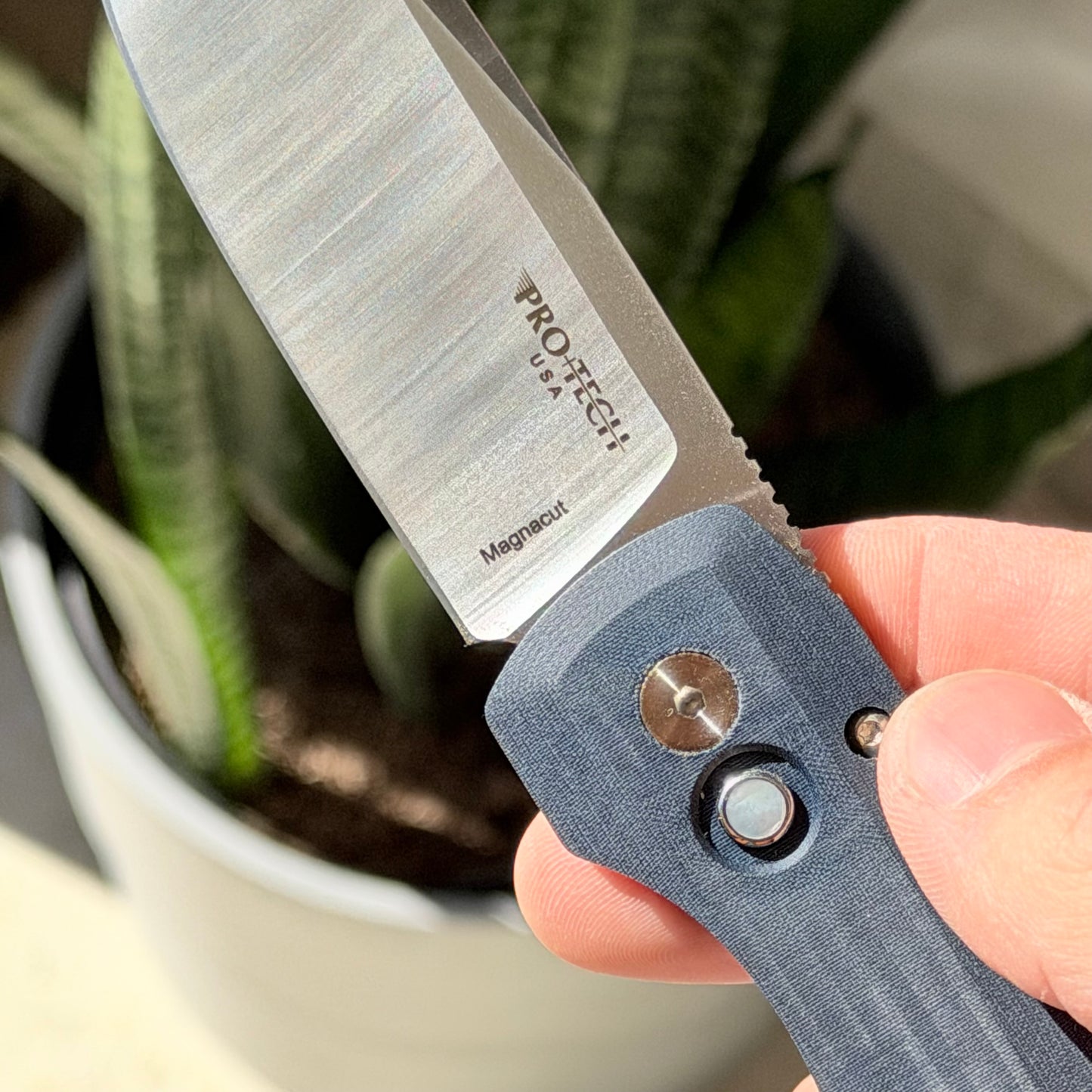 Vero Synapse Design – Blue Linen Micarta Handle, MagnaCut Blade – Made in USA (VERO1210-LTD BLUE LINEN MIC)