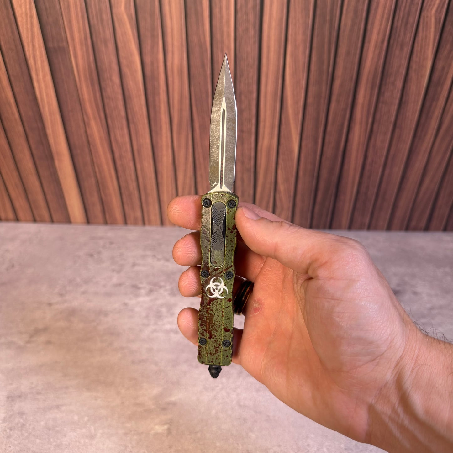 Dirac OTF Outbreak Signature Series, 2.9″ M390MK Blade, Made in USA (225-1OBDS)