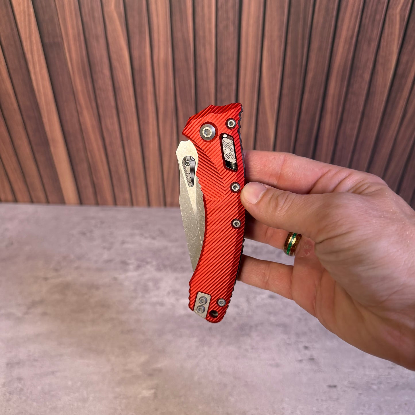 Microtech Amphibian Ram Lok Single Edge, 3.4″ M390MK Blade, Red Aluminum Fluted, Made in USA (131-10FLRD)