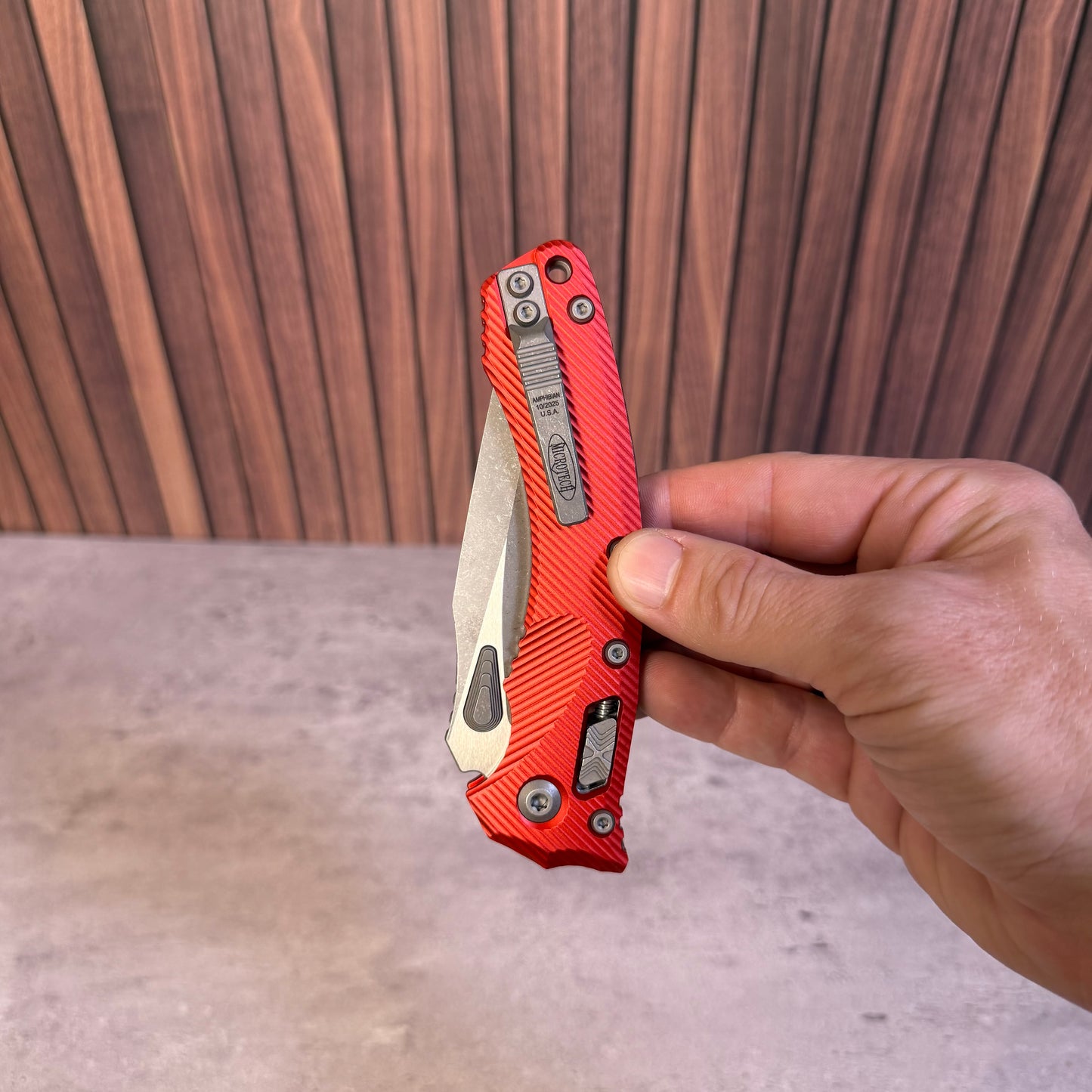 Microtech Amphibian Ram Lok Single Edge, 3.4″ M390MK Blade, Red Aluminum Fluted, Made in USA (131-10FLRD)