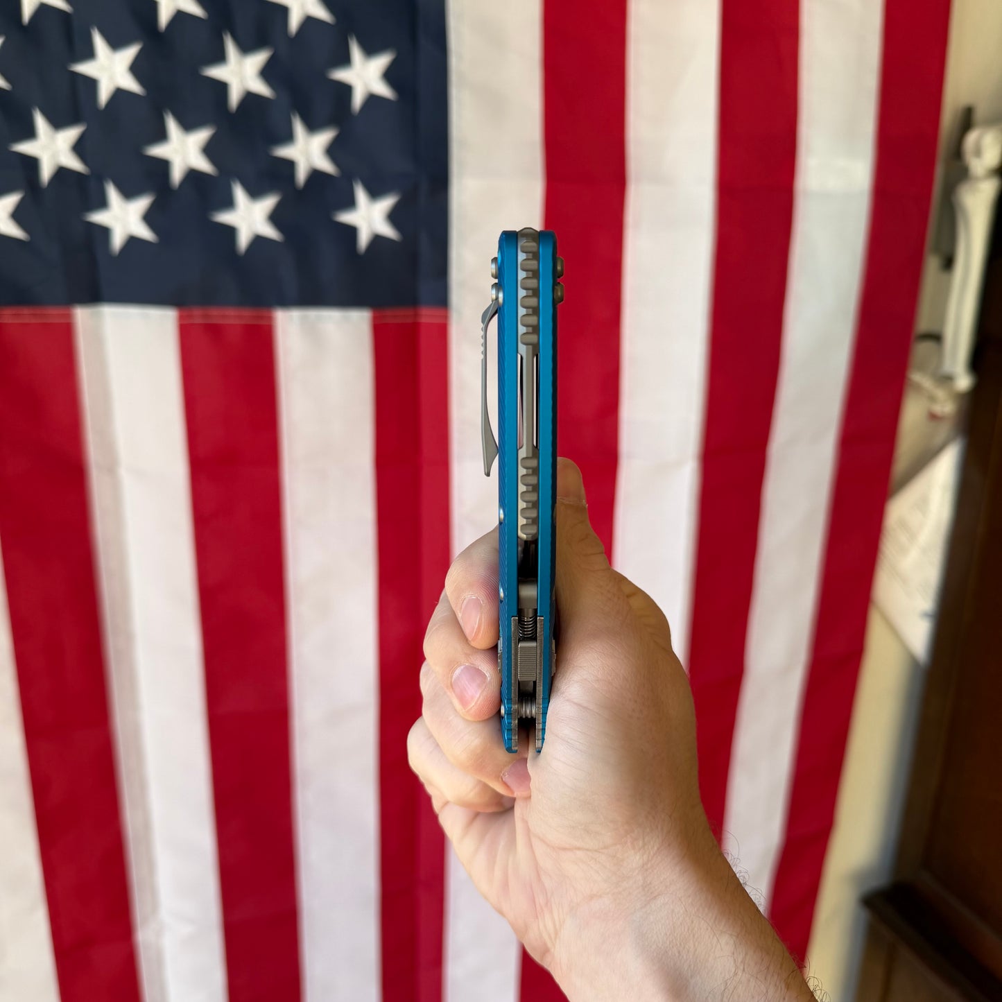 Microtech Amphibian Ram Lok S E Blue Aluminum Fluted, 4.0″ M390MK Blade, Made in USA (137RL-10FLBL)