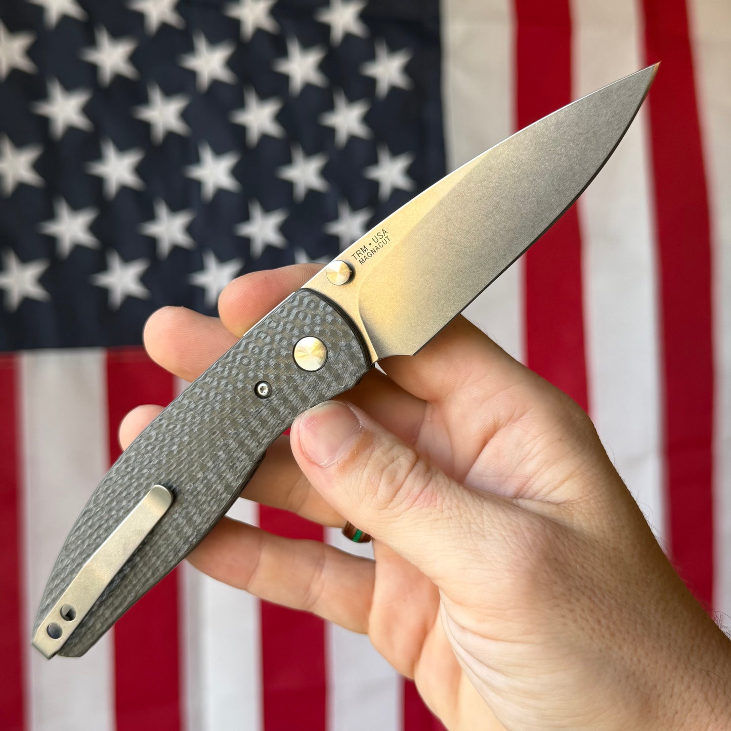 TRM ATOM Liner Lock - CPM-MagnaCut, Carbon Fiber 3D Sunburst, Titanium Liners - Made in USA (DLR-ATM-CF-SB)