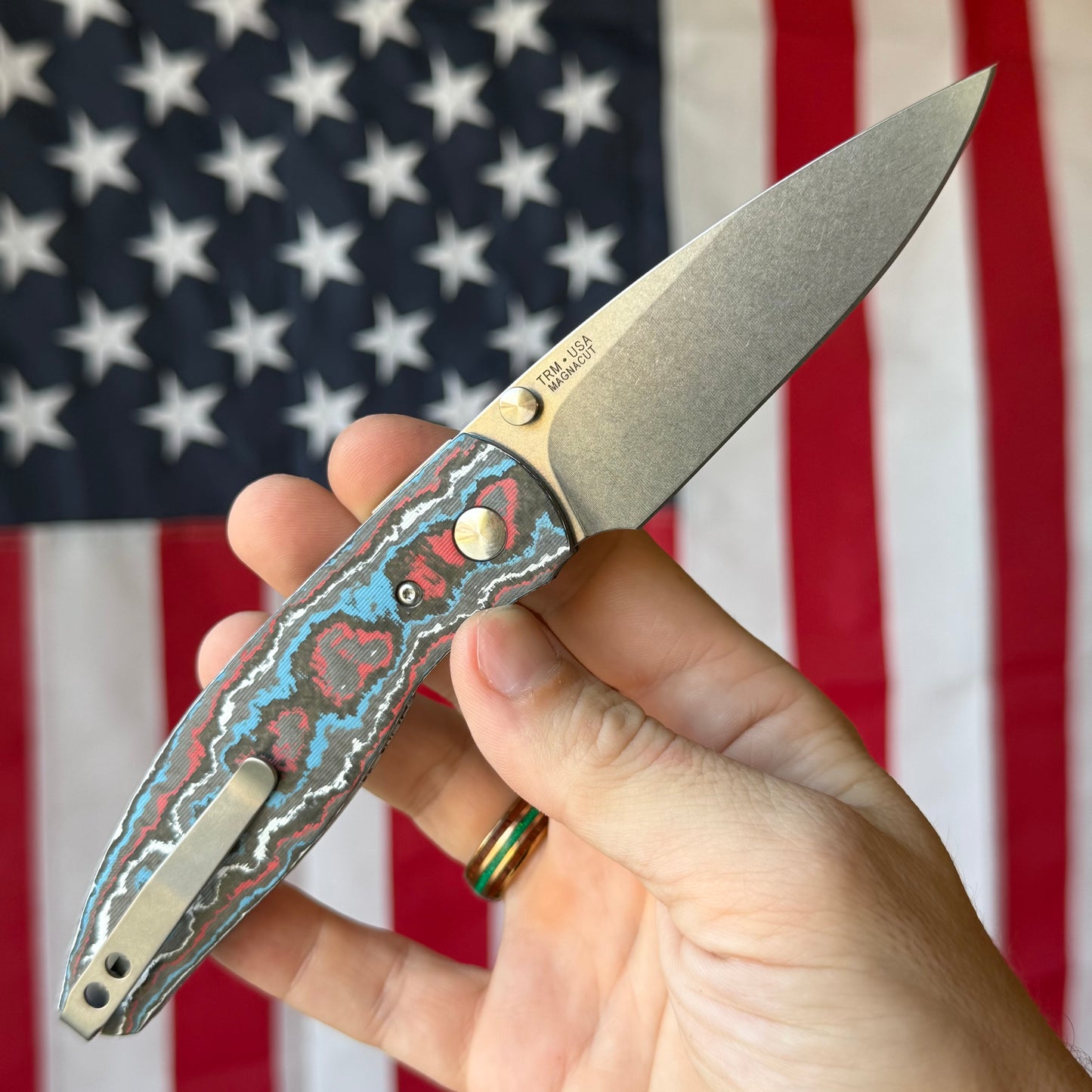 TRM ATOM Liner Lock - CPM-MagnaCut, Star Spangled Fat Carbon 3D, Titanium Liners - Made in USA (DLR-ATM-CC-3D)