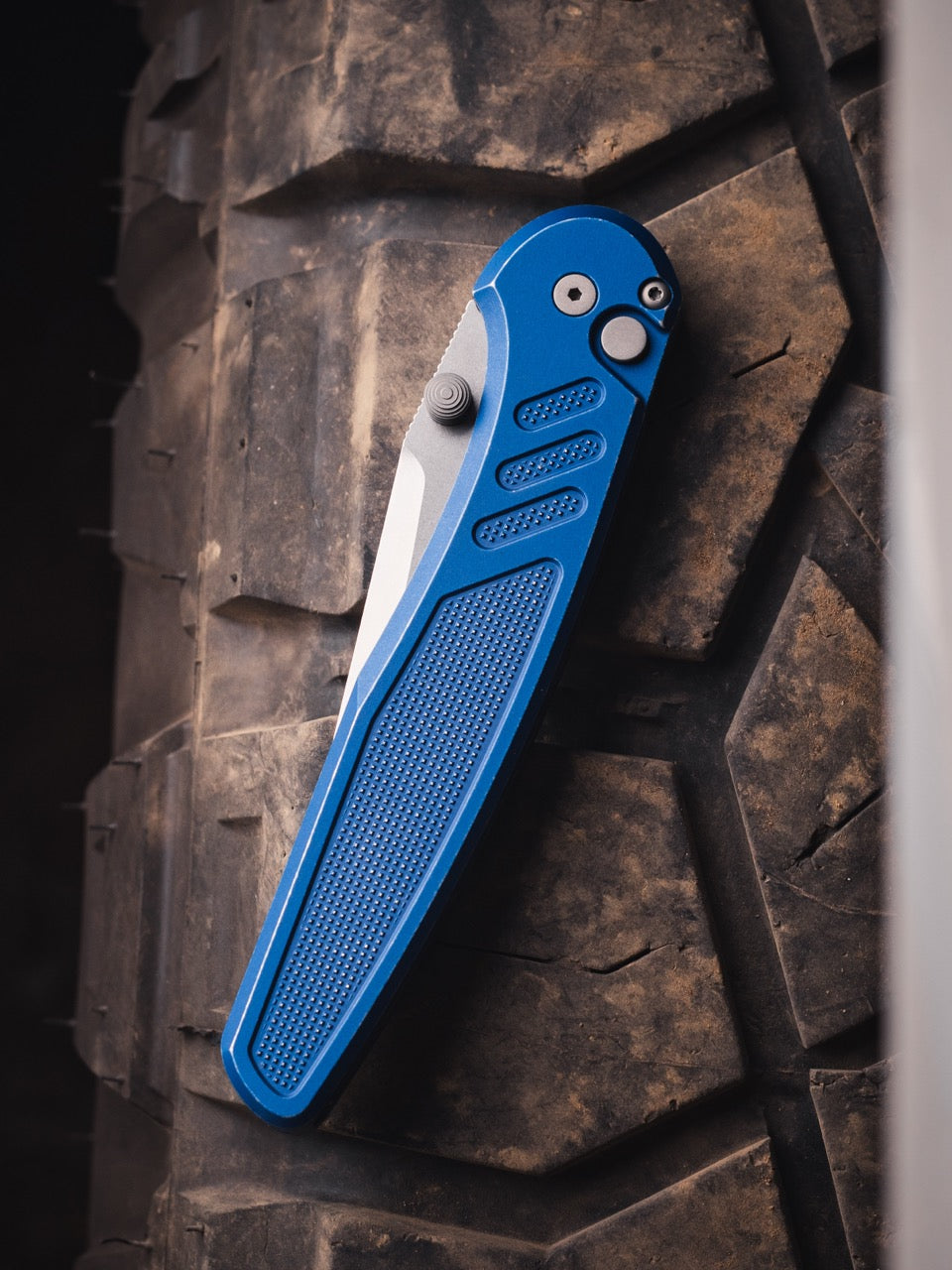 Pro-Tech Avalon - Battleworn Blue Aluminum, CPM-MagnaCut Manual - Made in USA (PN1101-BW Blue)