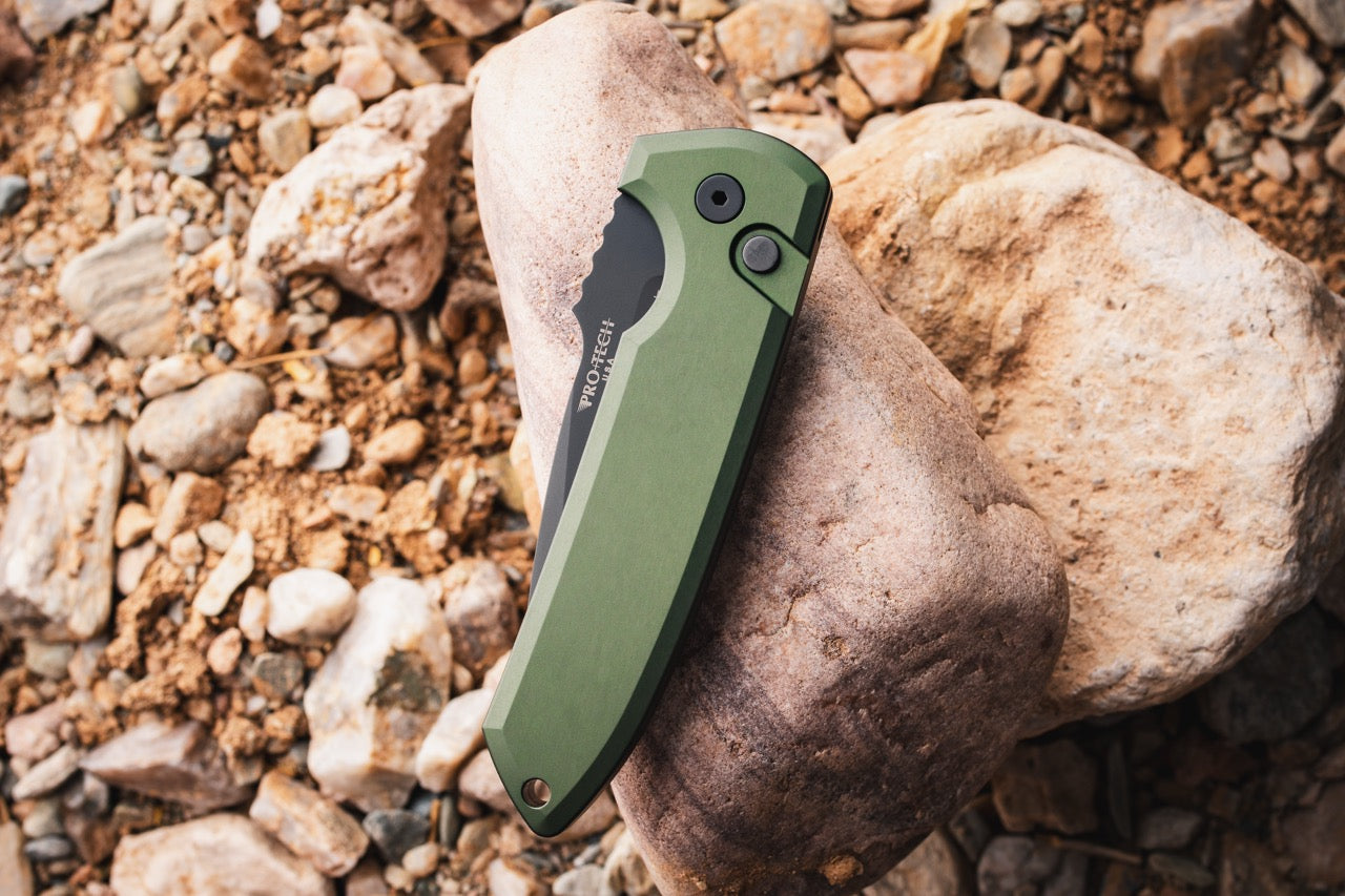 Pro-Tech Rockeye Auto 3.375" – Solid Green Aluminum, DLC Black MagnaCut, Les George Design – Made in USA (LG3103-Green)