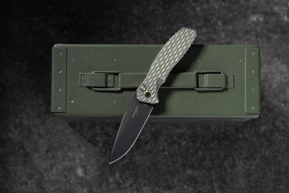 Pro-Tech Pallas Auto Custom 007, Spartan Blades Collab, 3.7" DLC MagnaCut, Lattice Textured Green and Gold Titanium, CCKS Fall 2026 - Made in USA (2026 Pallas Custom 007)