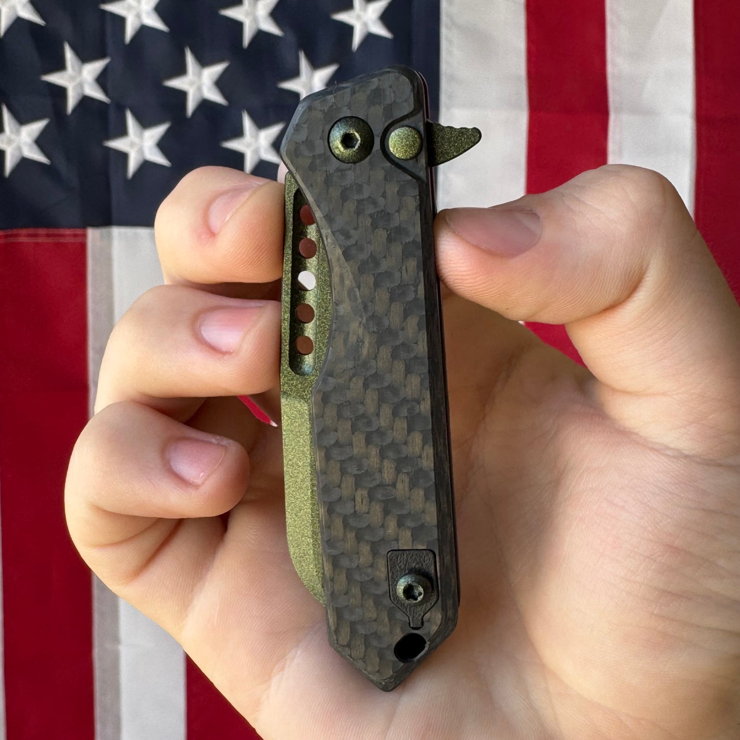 Heretic Jinn Manual - Metallic Green Carbon Fiber, MagnaCut Wharncliffe - Made in USA (H213-MG-CF)